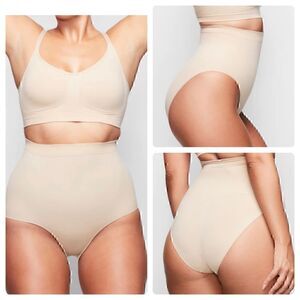 NWOT Skims Sculpting Mid Waist Briefs 4X/5X in Clay